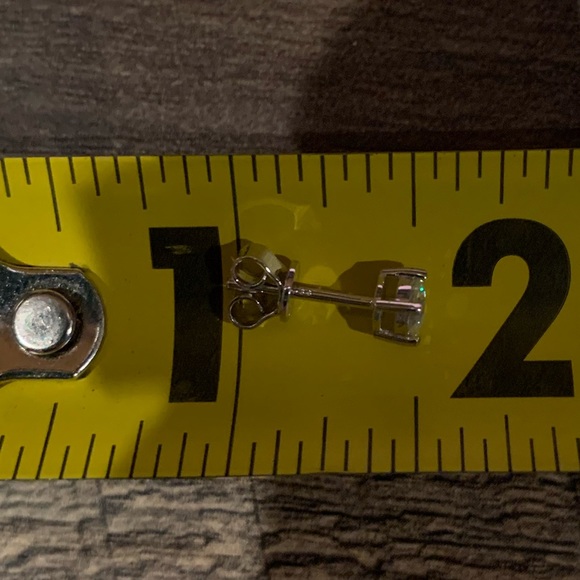 Beautiful 0.6 cttw Moissanite earrings - Picture 5 of 6